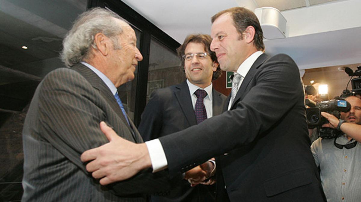 Josep Lluís Núñez saluda Sandro Rosell en la presentació d’un llibre.