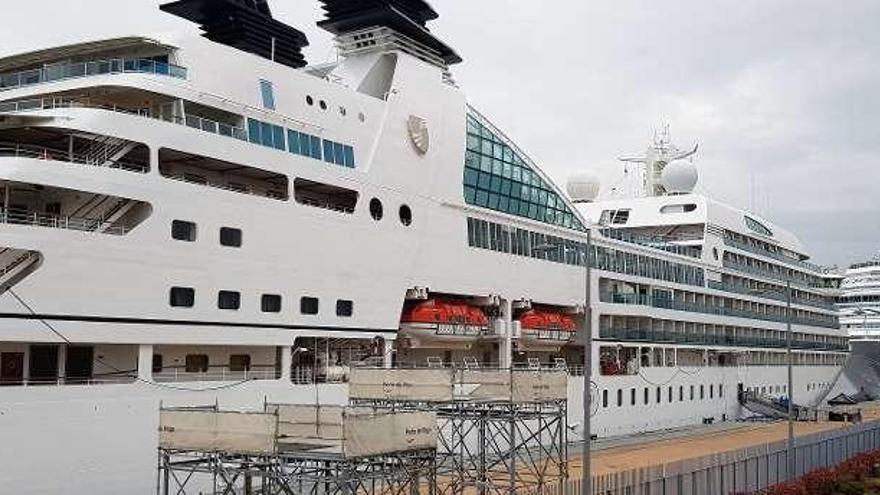 Los cruceros &quot;Seabourn Quest&quot; y &quot;Costa Favolosa&quot;, ayer, en la terminal de transatlánticos. // Marta G. Brea