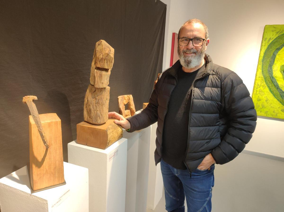 Juanma Tapia junto a alguna de sus esculturas de arte encontrado.