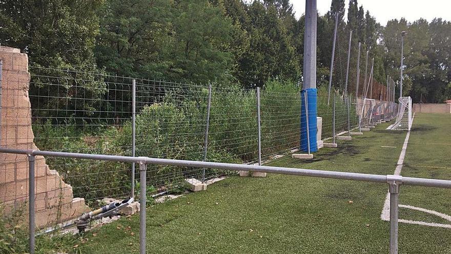 El mur enderrocat del camp de futbol de Pont Major