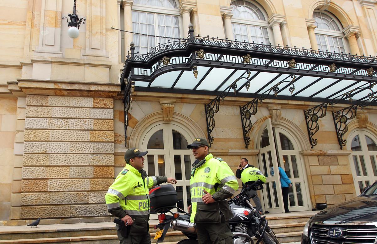 BOG51. BOGOTÁ (COLOMBIA), 23/11/2016.- Policías prestan guardia frente al teatro Colón hoy, miércoles 23 de noviembre de 2016, en Bogotá (Colombia). Las musas griegas, Hamlet, Rigoletto y Fausto, que decoran el plafón y el telón de boca del Teatro Colón de Bogotá, serán testigos mañana de la firma del nuevo acuerdo de paz del Gobierno colombiano y el grupo guerrillero FARC. EFE/Mauricio Dueñas Castañeda