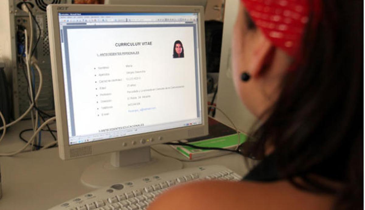 Una chica prepara su CV