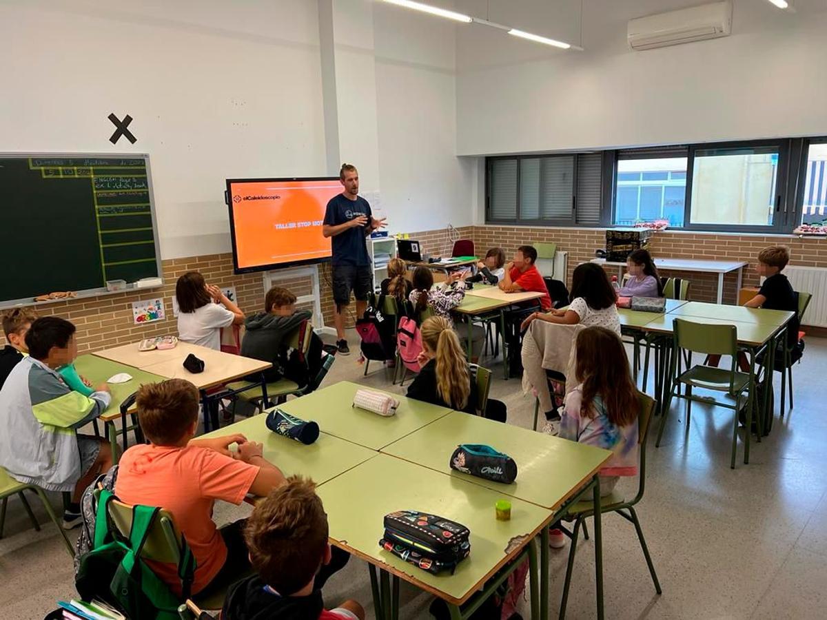 El profesor explica a los alumnos las técnicas de la animación en 3D