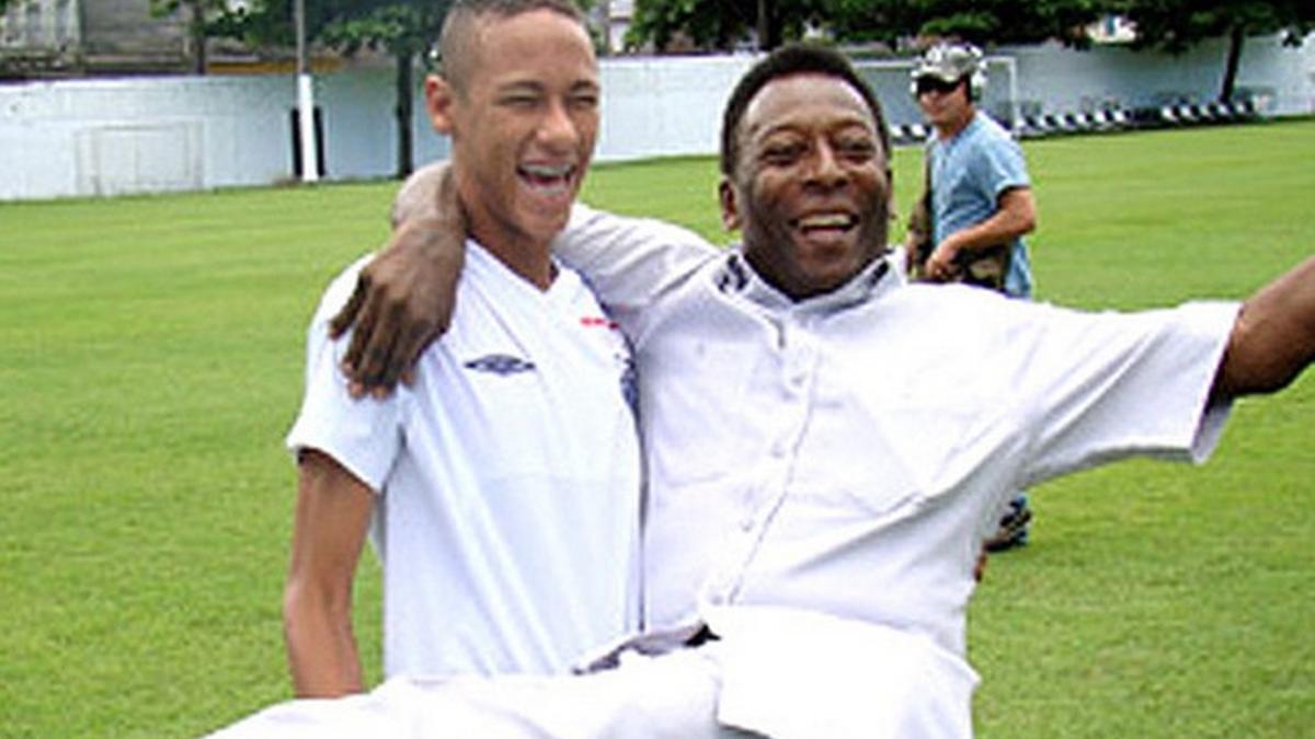 Neymar sostiene a Pelé en un entrenamiento del Santos