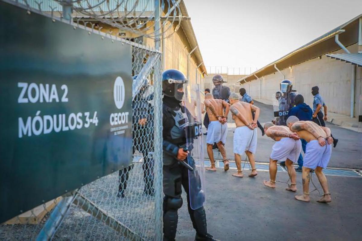 Traslado de 2.000 pandilleros de El Salvador a prisión de alta seguridad