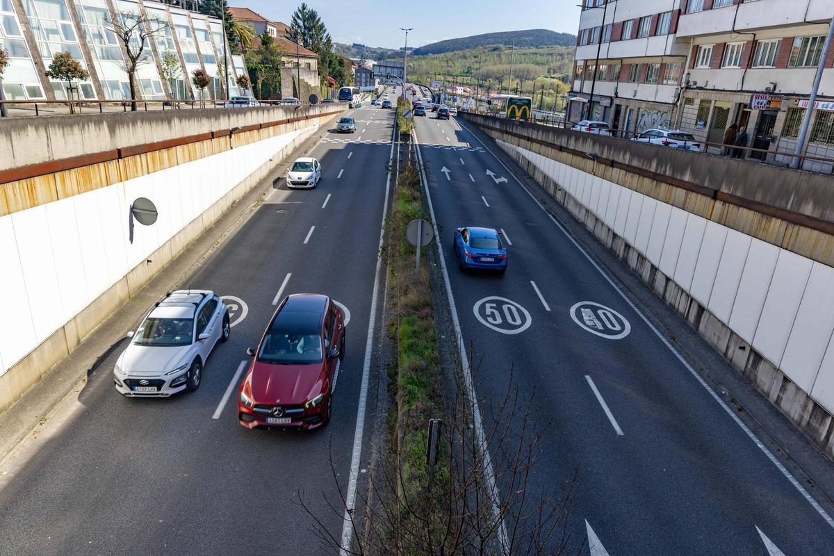 Circulación en el túnel de O Hórreo, en Santiago, ayer a media mañana