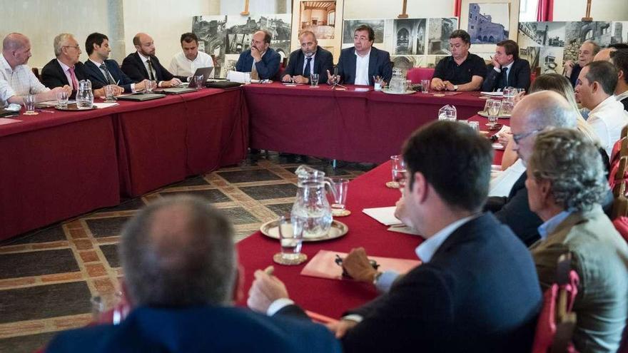 Vara anima a dar facilidades a las empresas para abordar el futuro de Extremadura