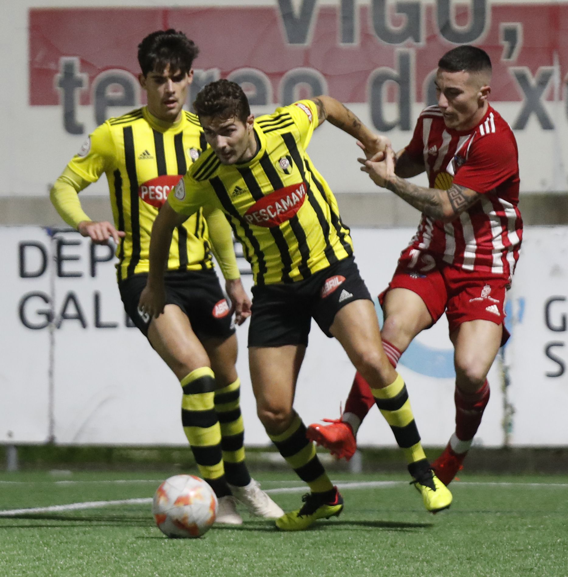 El jugador del Alondras Raúl Paz forcejea con un futbolista del Rápido de Bouzas en el duelo del sábado.