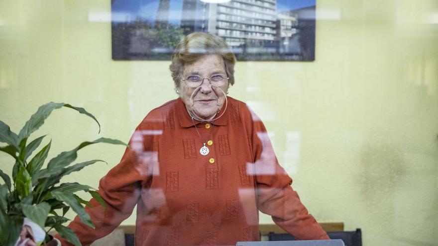 Lluïsa Claparols, rere el taulell de la consergeria, el seu «despatx» des de fa tres dècades.