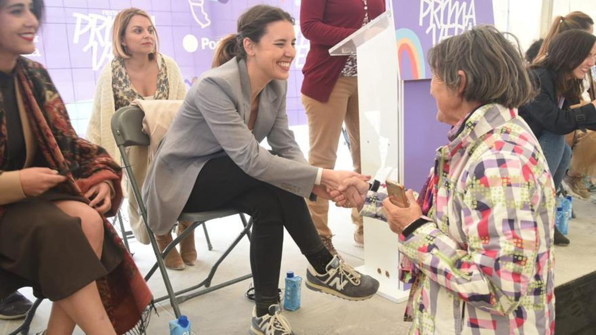 Irene Montero saludando a una militante de Podemos en la Fiesta de la Primavera del partido.