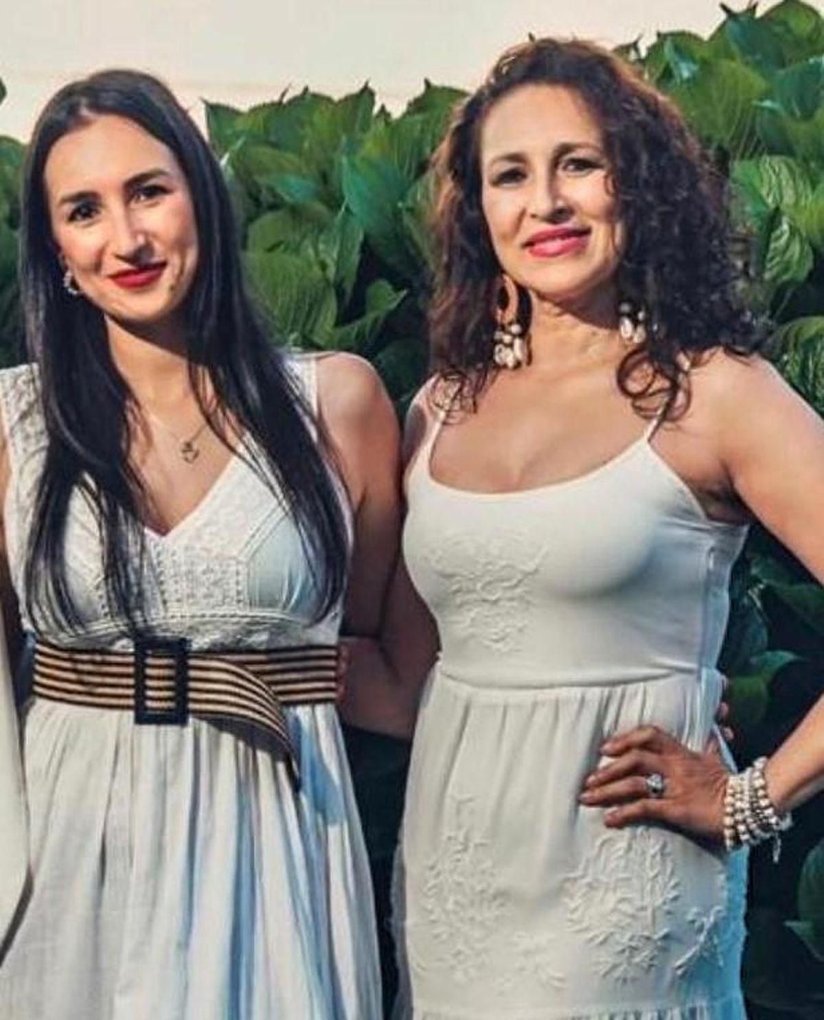 Natalia y Penélope, hija y madre, son las organizadores de la II Fiesta del Verano, en Vigo.