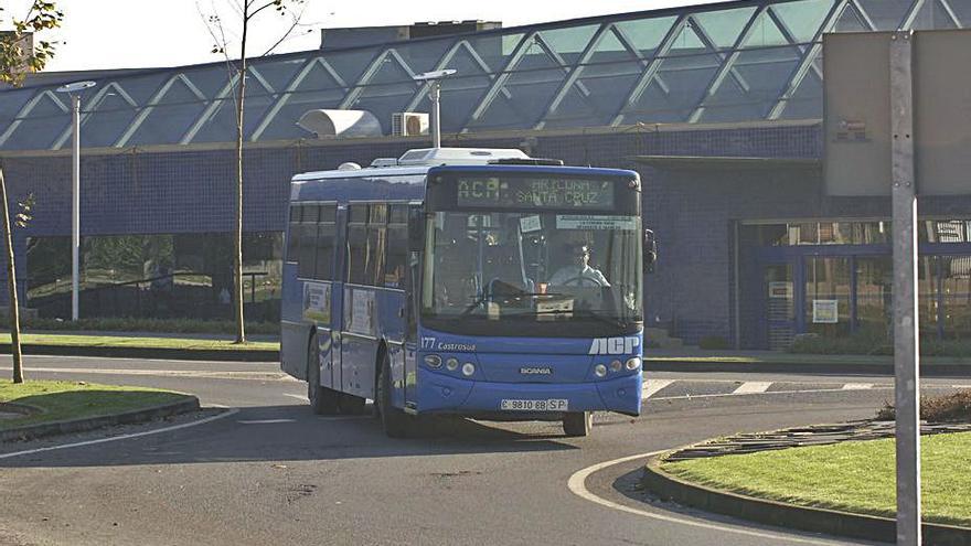 Un bus circula por Bastiagueiro.   | // VÍCTOR ECHAVE