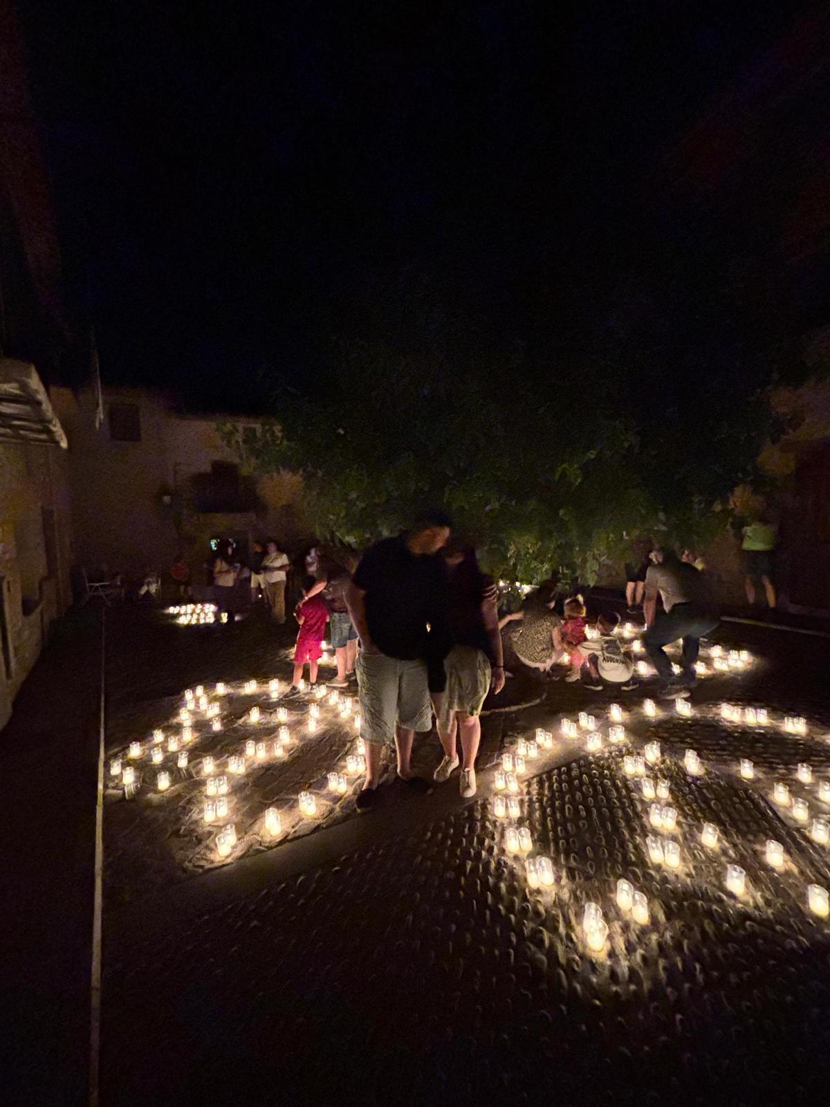 Dos jóvenes se dan un beso en la plaza de l'Hospital.