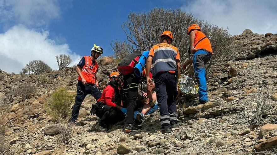 Un helicóptero rescata a un senderista accidentado en Mogán