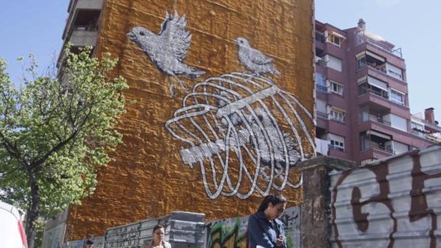 La pintada és en un edifici entre els carrers Lorenzana i Maragall.