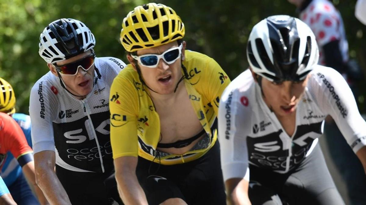 Egan Bernal protege a sus jefes de filas en Sky, Geraint Thomas y Chris Froome, en la dura subida de Alpe d'Huez.