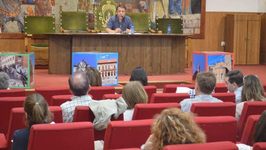 El concejal de Educación, reunido en la Casa de Cultura con representantes del Consejo Escolar Municipal.