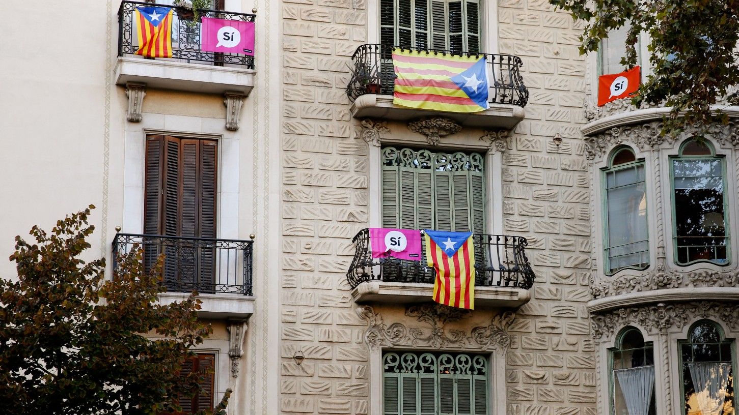 Balcones con banderas y pancartas de 'Sí' a la independencia en el paseo de Sant Joan de Barcelona, en octubre de 2017.