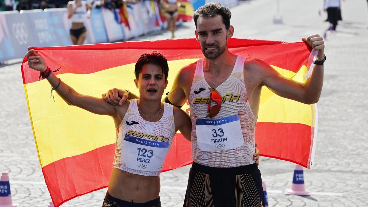 Los marchadores españolesMaría Pérez y Álvaro Martín celebrando el triunfo en la prueba de marcha por relevos mixtos de los Juegos Olímpicos de París 2024