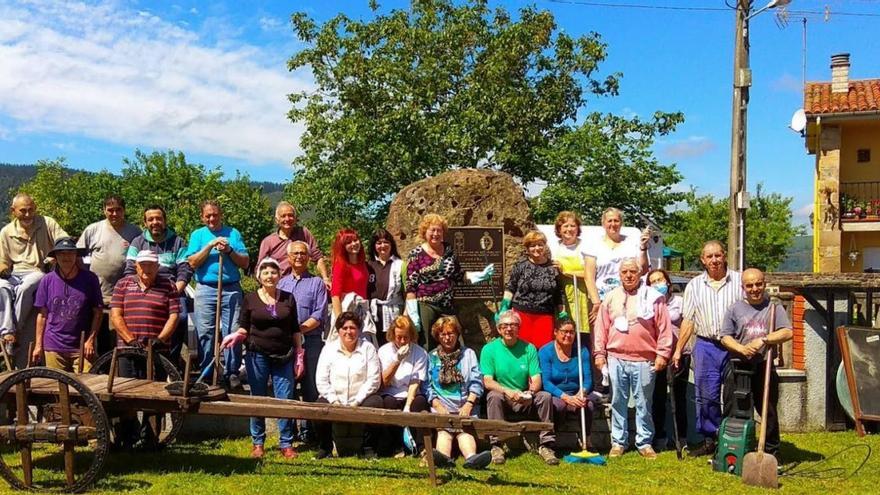 Participantes en la sextaferia realizada ayer en el pueblo de Poreñu. | Vicente Alonso