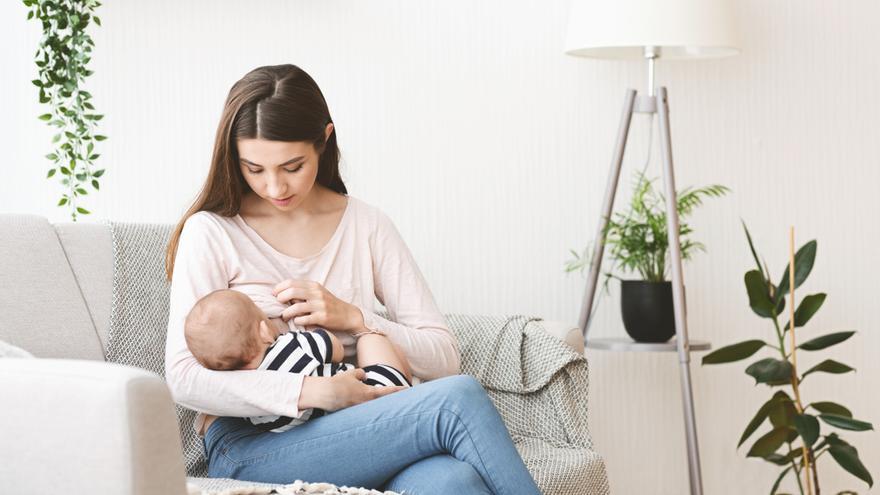 Madres vacunadas con Pfizer y Moderna transmiten anticuerpos a sus bebés por la leche