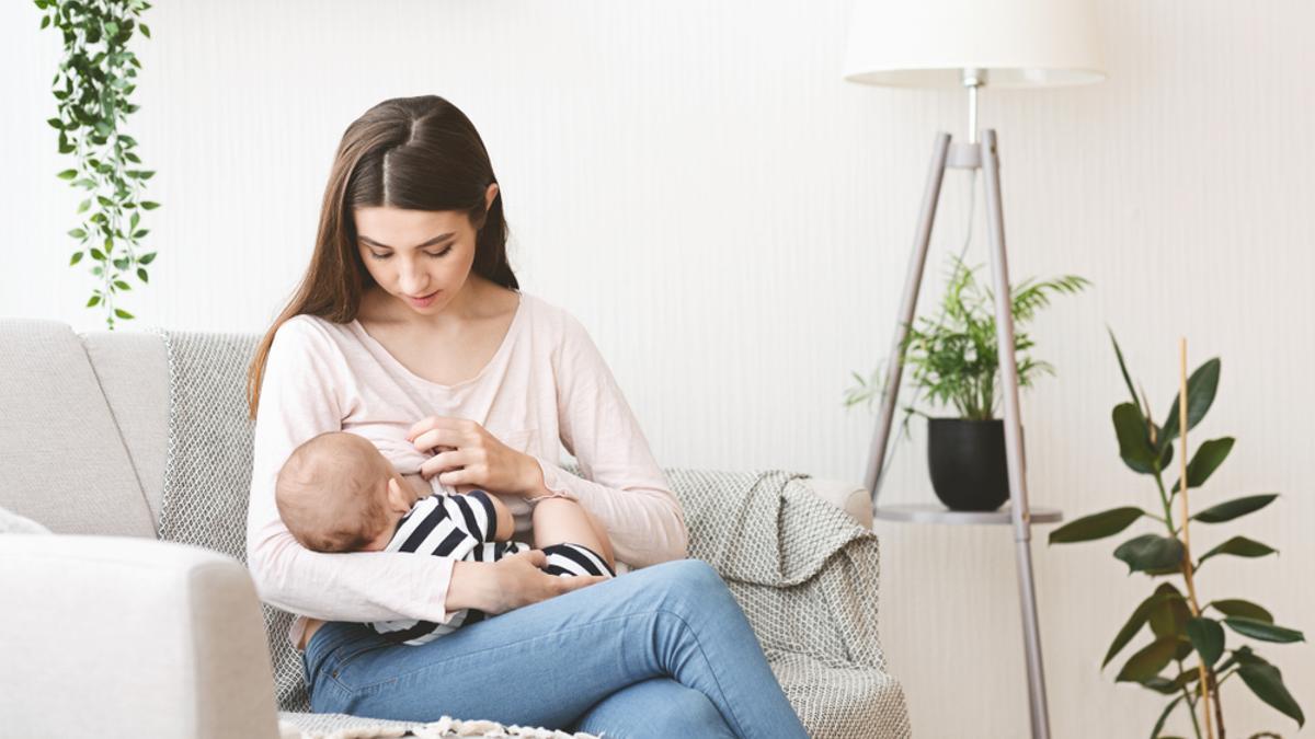 Se cree que las madres lactantes vacunadas con AstraZeneca también generarían anticuerpos.