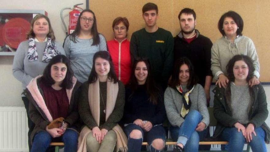 Los alumnos del ciclo superior de Xestión de Vendas e Espazos Comerciais, junto a sus profesoras.