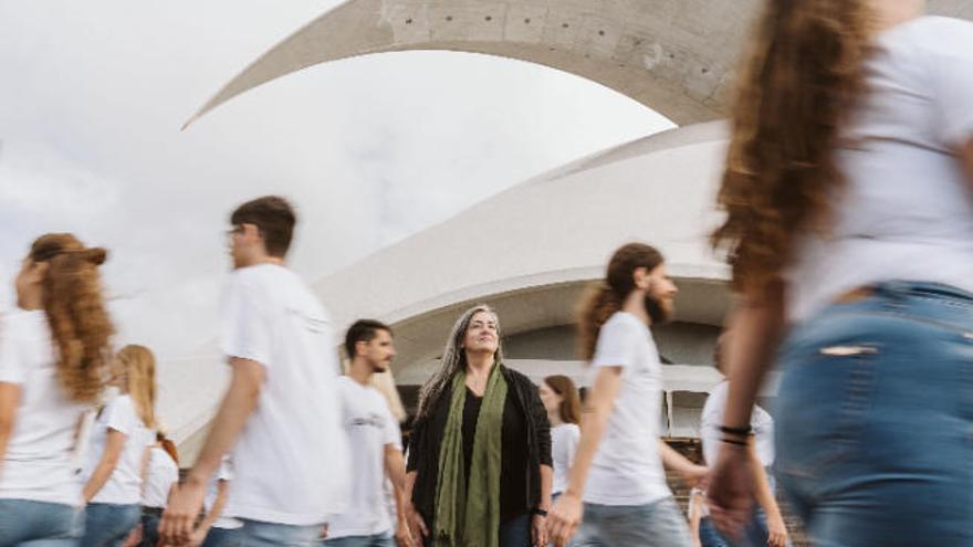 La directora Roxana Schmunk, en el centro de la imagen, rodeada por su grupo.