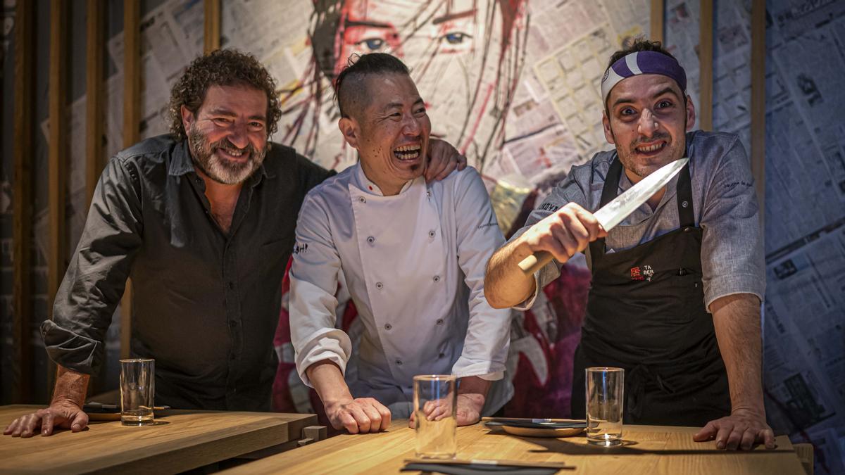 Iñaki López de Viñaspre, Hideki Matsuhisa y Jaume del Río, frente a una de las pinturas de la taberna Ikoya.