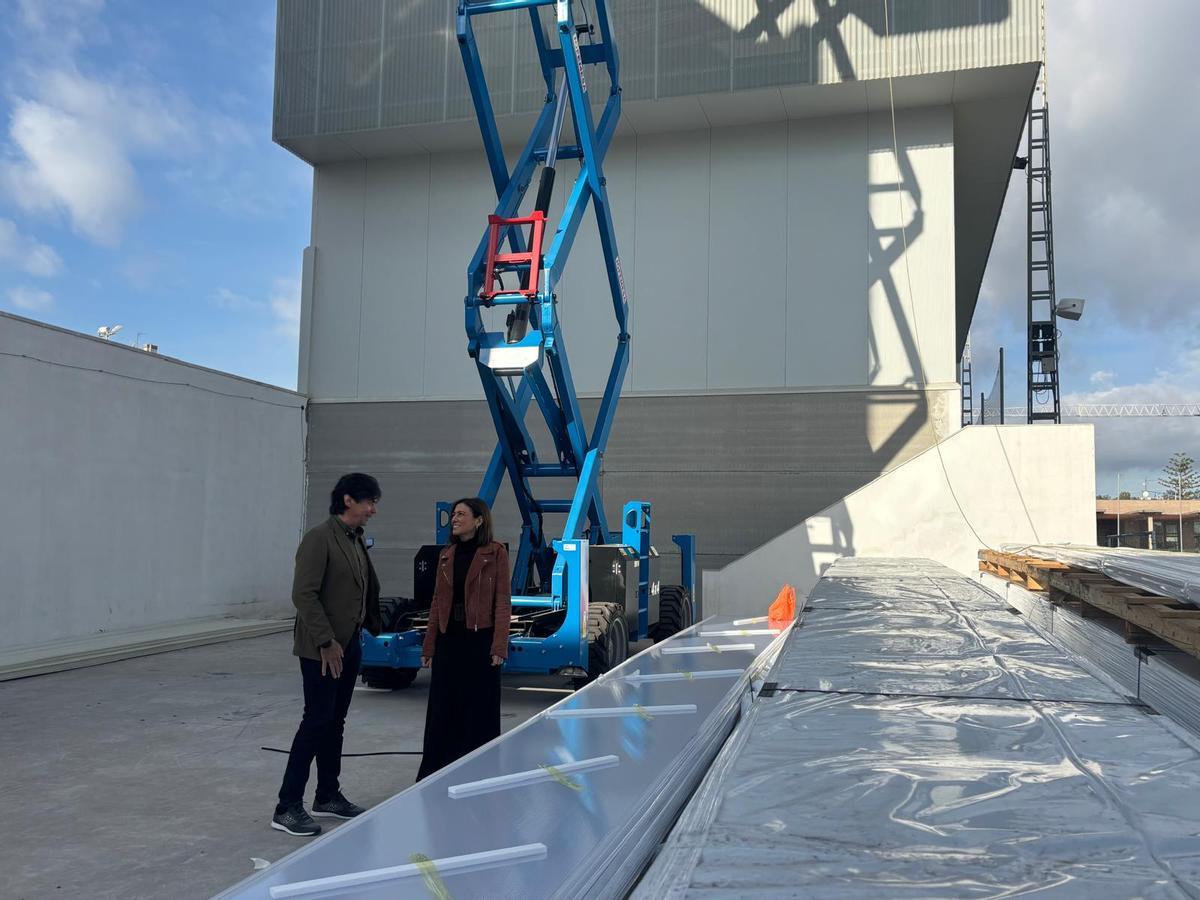 La alcaldesa, María Tormo, y el edil de Deportes, Francisco Soriano, han visitado el inicio de las obras en el trinquet.