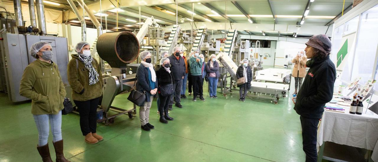 Raúl González explica a los visitantes la elaboración del sirope de algarroba.