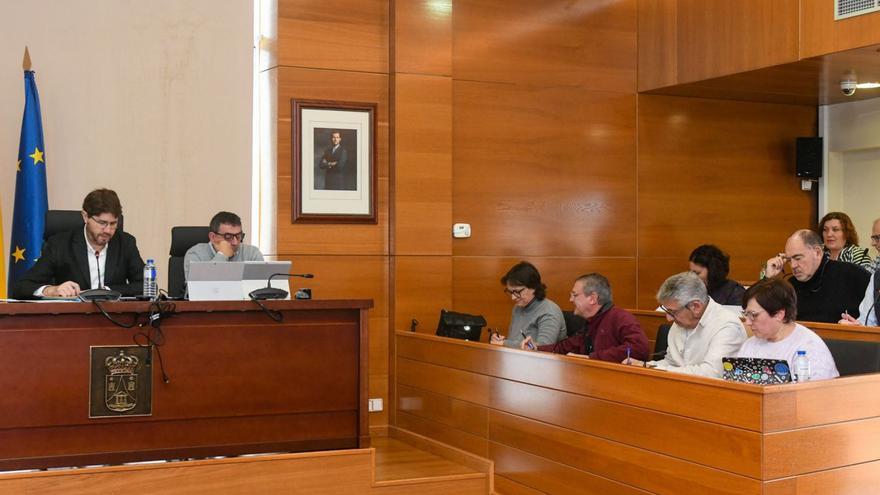 Pleno municipal celebrado el mes pasado. A la izquierda, el alcalde, Carlos Calvelo. |   // ARCAY/ROLLER AGENCIA