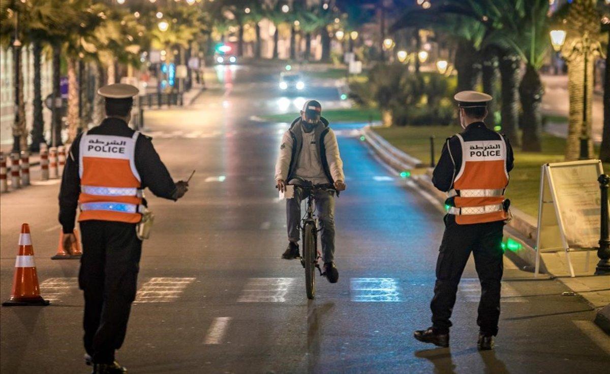  Control nocturno de policía en una calle de Rabat, Marruecos.