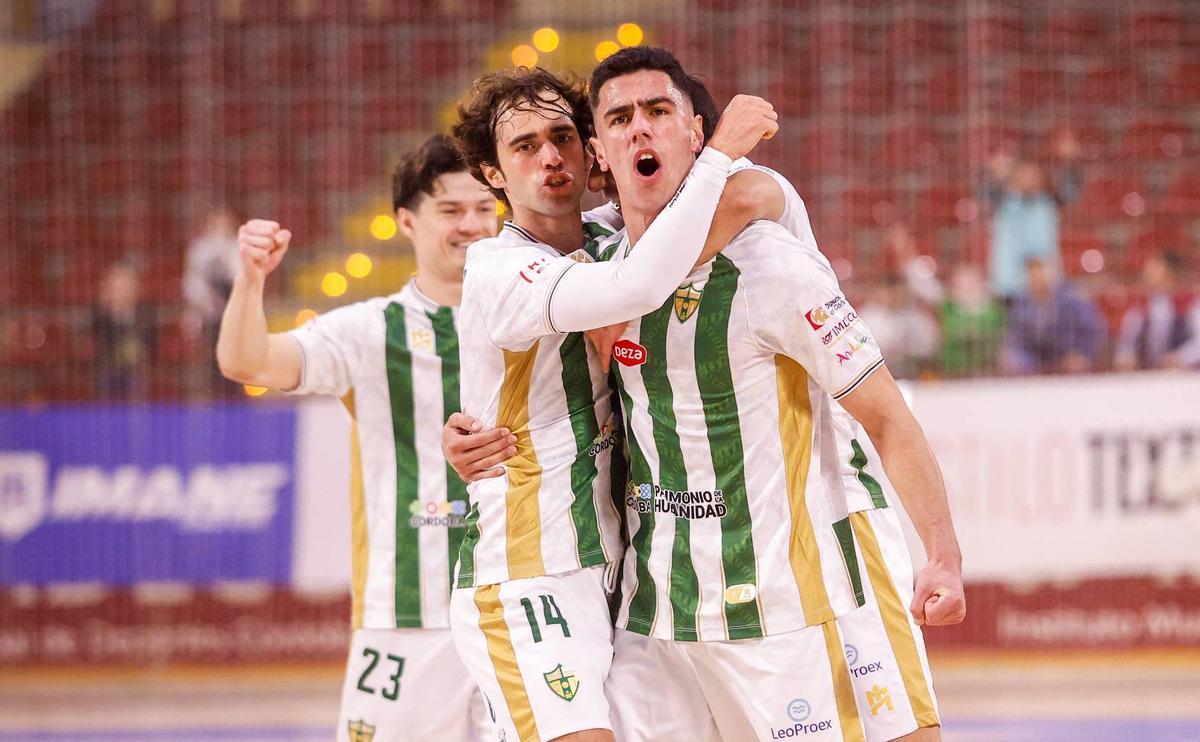 Los jugadores del Córdoba Futsal celebran un gol.