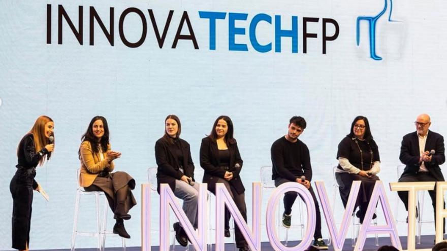 Veinte retos tecnológicos, 15 equipos vigueses y un curso para resolverlos .  La pasada semana se lanzó la III edición de InnovaTech FP, un certamen donde 20 empresas plantean 20 retos tecnológicos e industriales que los estudiantes de FP deben resolver a lo largo del curso. Participan 15 equipos de 6 centros públicos de Vigo. En la imagen, una delegación del CIFP Valentín Paz Andrade en la presentación de los retos.