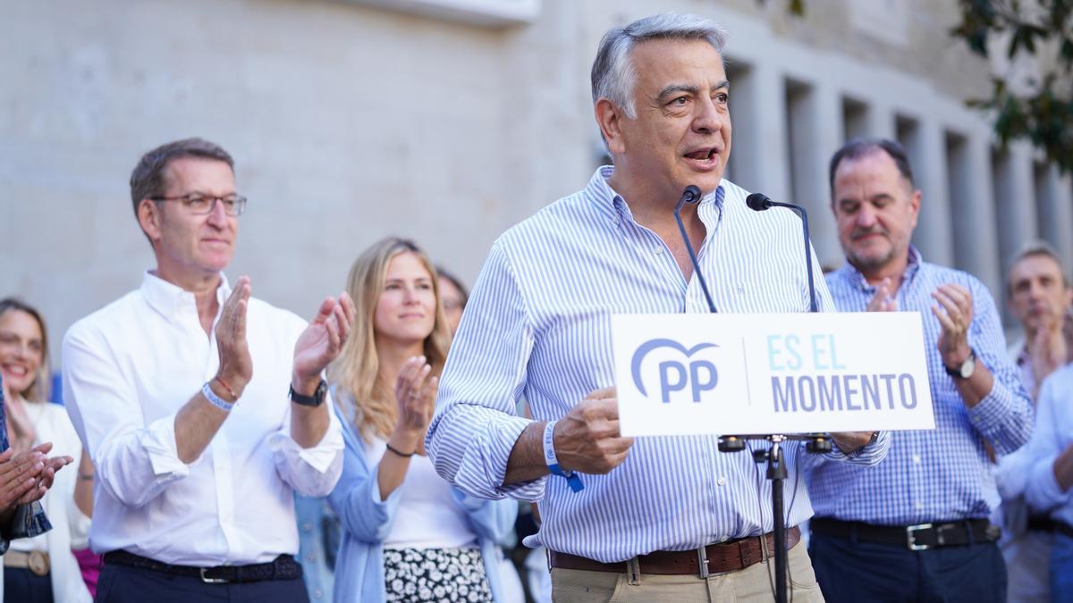 Archivo - El número uno en las listas del PP al Congreso por Álava, Javier De Andrés, participa durante un acto de campaña electoral del PP de cara al 23J, a 15 de julio de 2023, en Vitoria Gasteiz, Álava, País Vasco(España). Feijóo ha visitado doce comun