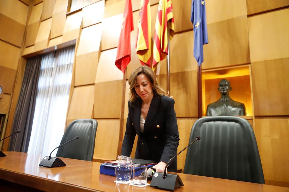 La alcaldesa de Zaragoza, Natalia Chueca, este jueves en el pleno municipal.
