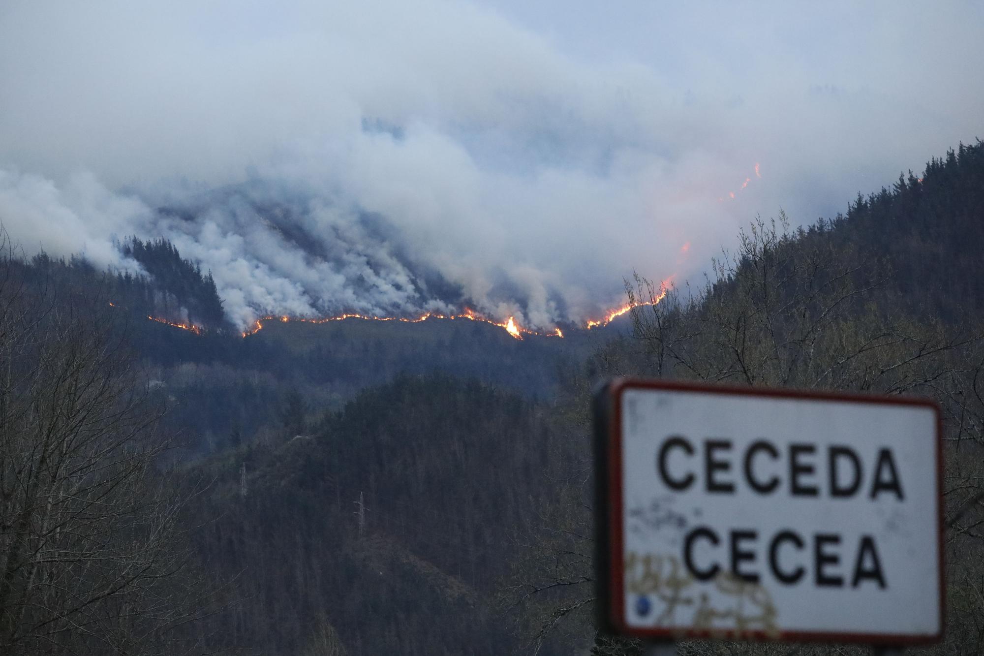 El incendio del monte de Carancos visto desde Ceceda