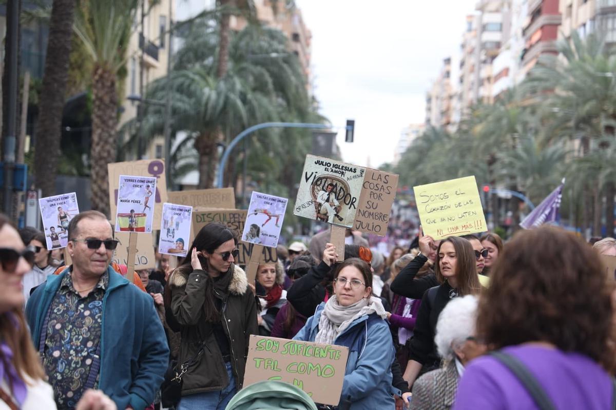La multitudinaria marcha feminista en Alicante por el 8M, en imágenes