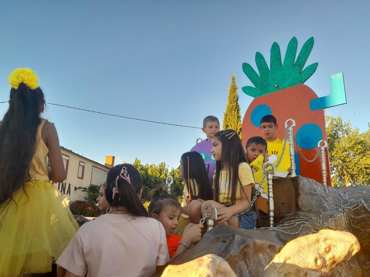 GALERÍA | Morales de Toro se mete de lleno en las fiestas con un desfile de carrozas y disfaces GALERÍA | Morales de Toro se mete de lleno en las fiestas con un desfile de carrozas y disfaces