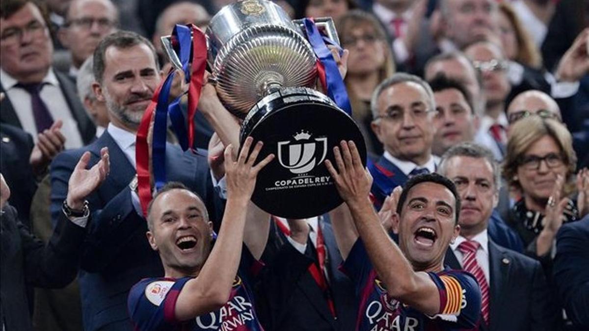 Xavi Hernández e Iniesta levantaron la Copa del Rey en el Camp Nou