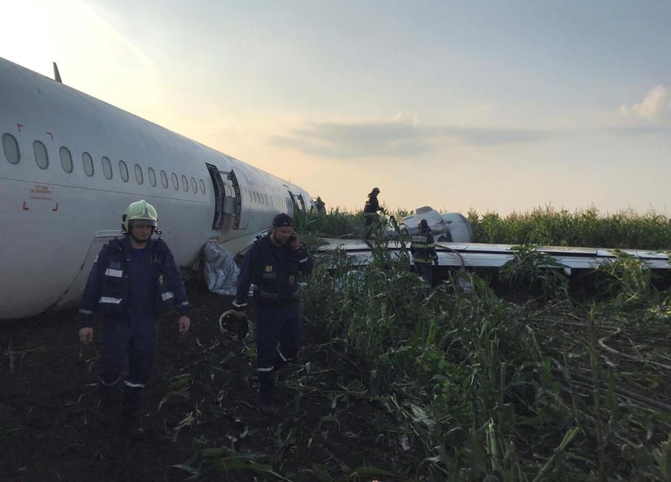 Un avió realitza un aterratge d'emergència en un camp de blat de moro prop de Moscou