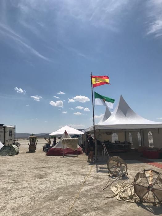 La compañía de teatro urbano de San Vicente relata su experiencia en el festival de arte Burning Man de Black Rock, como única representante española de este encuentro entre 300 propuestas