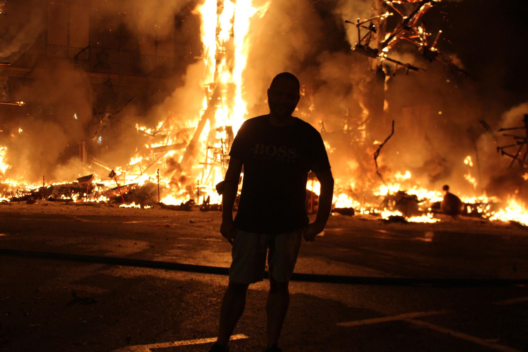 Así fue la "cremà" de la icónica falla de Grabador Esteve-Cirilo Amorós