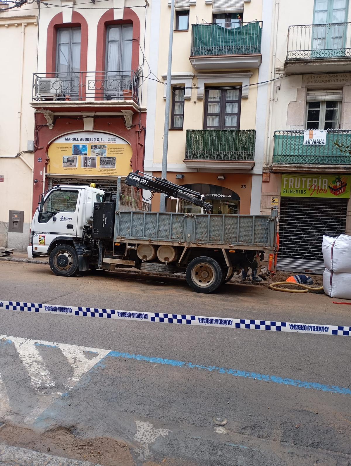 EN IMATGES | Una fuita al carrer Nou de Figueres talla el subministrament d’aigua a diversos veïns i afecta quatre comerços