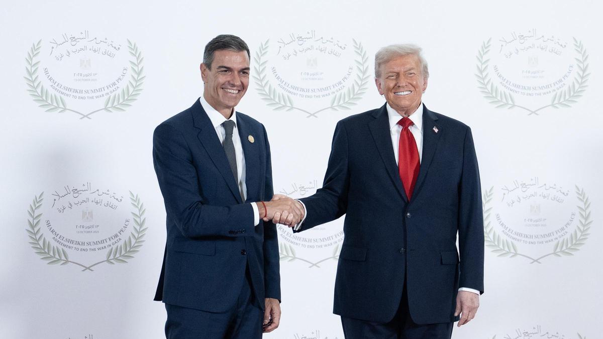 Pedro Sánchez y Donald Trump durante la firma del plan de paz para Oriente Próximo.