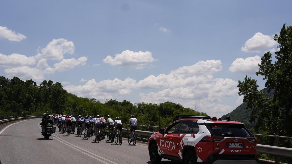 El pelotón, durante la etapa 9 del Giro de Italia.