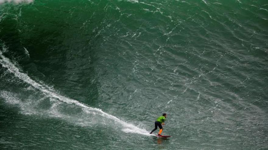 Las olas gigantes azotan Galicia