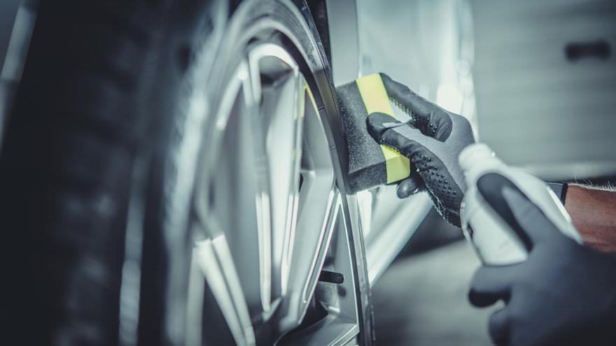 Cómo limpiar las llantas del coche: el truco para hacerlas brillar