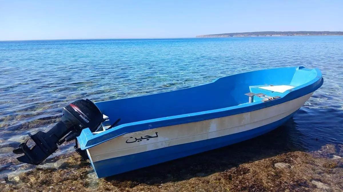 Patera en la costa de Formentera